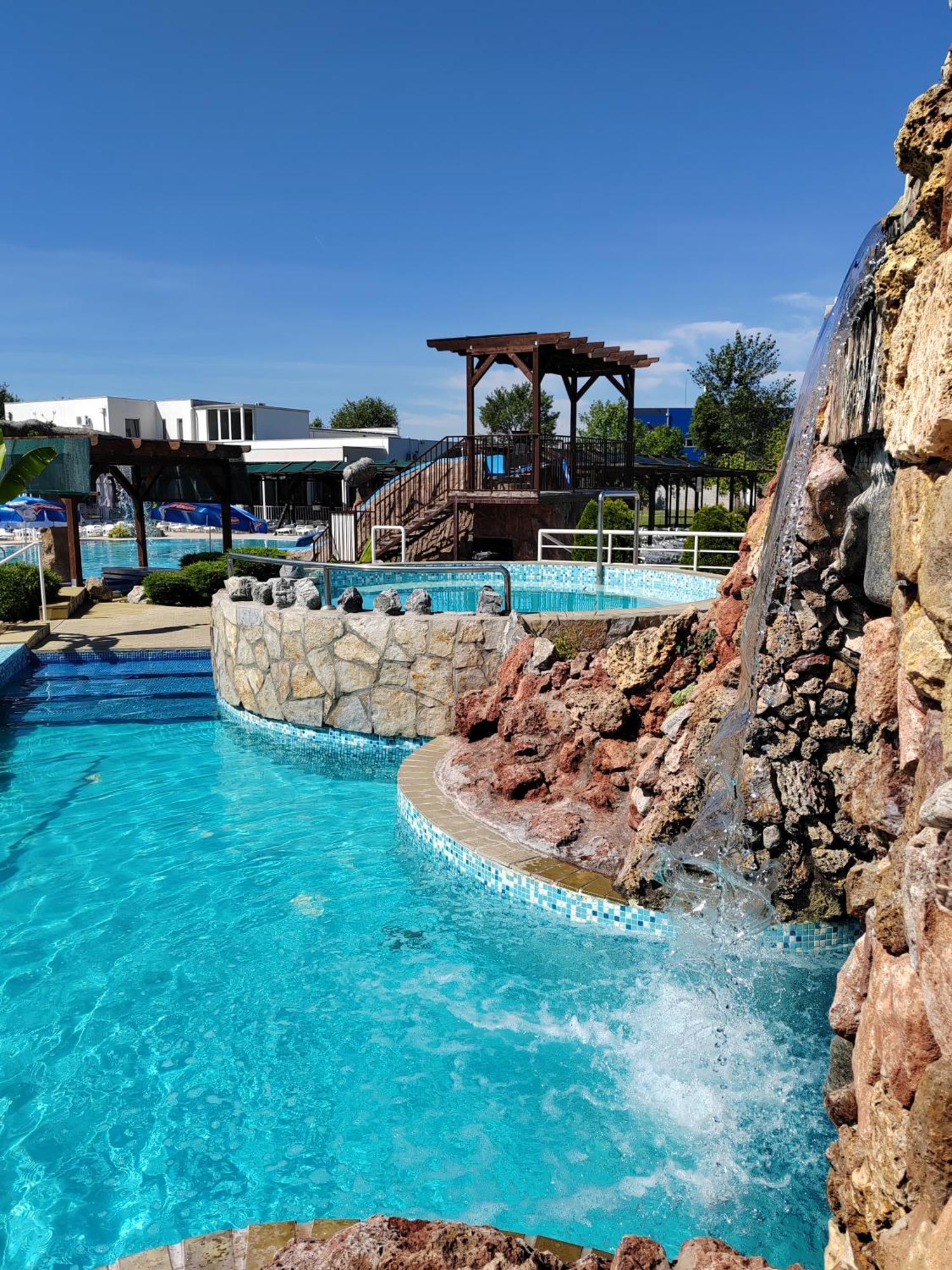 Stari Banovci"Poseidon" Centar公寓式酒店 外观 照片